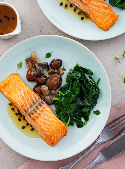 Lombos de Salmão com Cogumelos, Espinafres e Molho de Maracujá