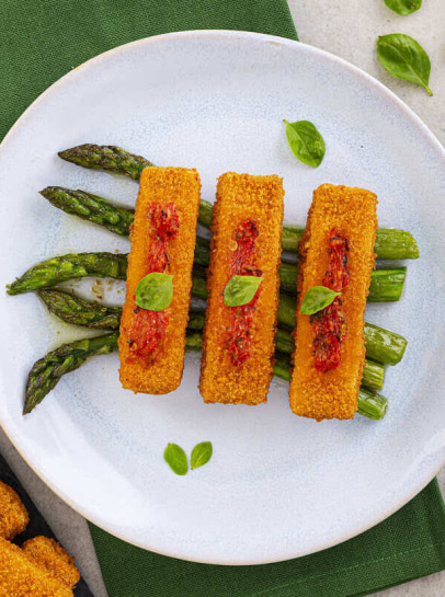 Barrinhas de Salmão com Tomate Temperado e Espargos Verdes