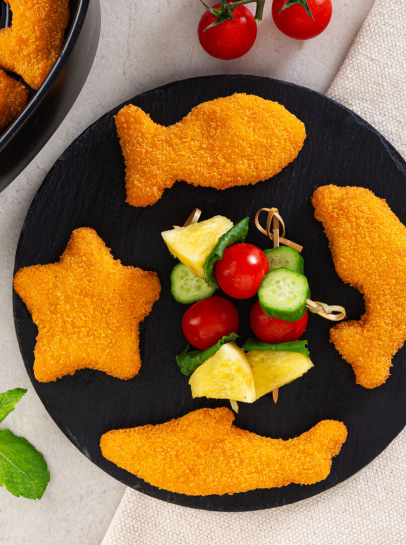 Peskitos de Pescada Panada Sem Glúten com Espetos de Mini-Pepinos, Mini-Tomates e Abacaxi